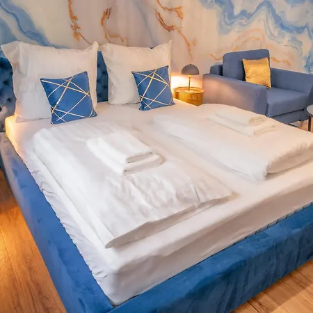 Noble - 1 Min To Hbf Apartment